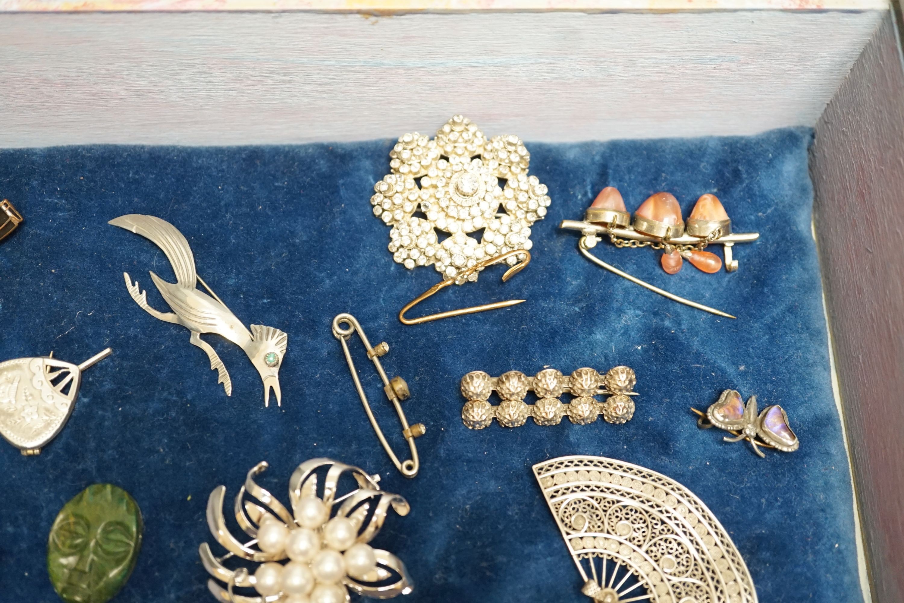 A small collection of costume jewellery and brooches.